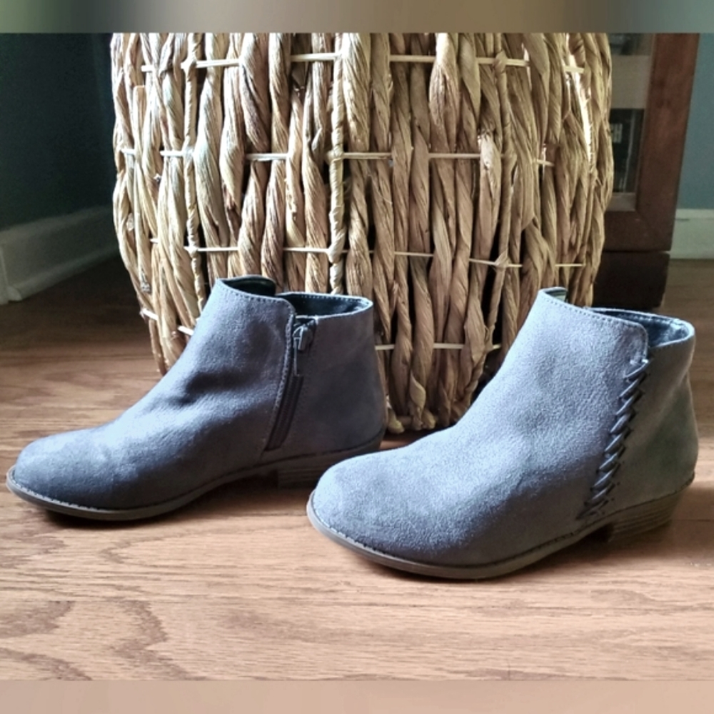 NWOB Justice Gray Suede Booties | Girl's Size 1